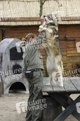 Claudia Blume mit Wolf Tatanka