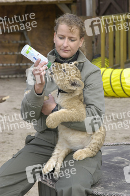 Claudia Blume mit Löwe Borani