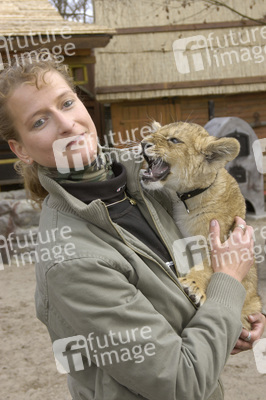 Claudia Blume mit Löwe Borani