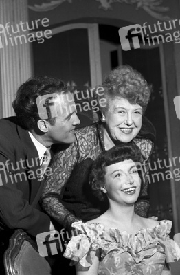 Ida Wüst mit Ensemblekollegen