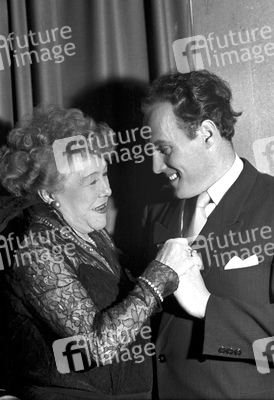 Ida Wüst mit Ensemblekollegen