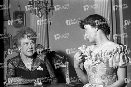 Ida Wüst mit Ensemblekollegin