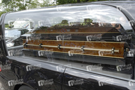 Sarg mit Klausjürgen Wussow