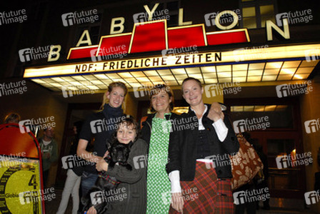 Regisseurin Neele Leana Vollmar, Nina Monka mit Hund Ally, Produzentin Caroline Daube, Katharina Schubert