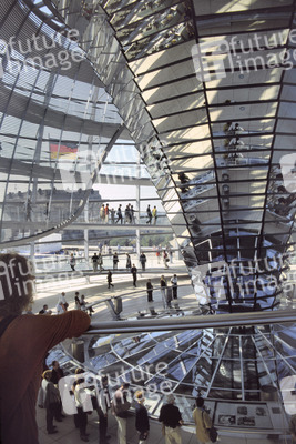 Touristen in der Kuppel des Reichstags