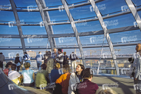 Besucher in der Kuppel des Reichstages