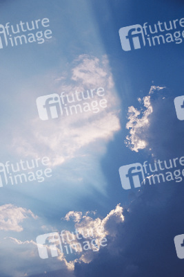 Lichtstrahlen durch Wolken