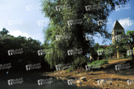 Kirche an einem der schönsten Flüsse Südfrankreichs