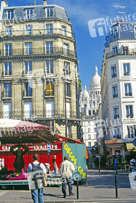 Strasse in Mont Martre mit Blick auf Sacre Ceur