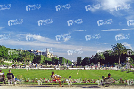 Jardin Luxembourg, Zentraler Platz vor dem Senat mit Blick auf das Planetarium in Montarnasse