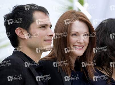 Gael Garcia Bernal, Julianne Moore