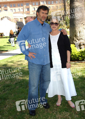 Bruce Campbell, Sharon Gless
