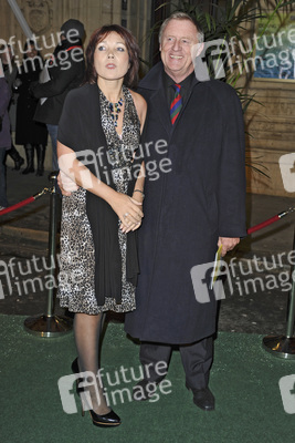 Chris Tarrant mit Begleitung