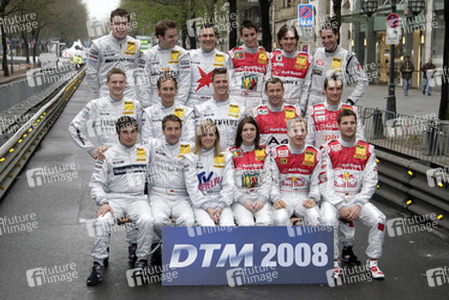 Bruno Spengler, Bernd Schneider, Susie Stoddart, Katherine Legge, Mattias Eckström, Martin Tmczyk (untere Reihe von links), Maro Engel, Matthias Lauda, Ralf Schumacher, Tom Kristensen, Timo Scheider (mittlere Reihe von links), Paul di Resta, Jamie Green, Gary Paffett, Oliver Jarvis, Markus Winkelhock, Christijan Albers (obere Reihe von links)