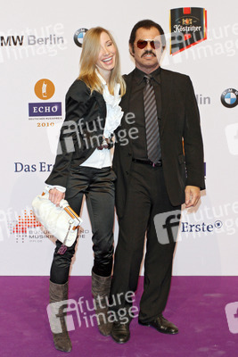 Kalle Schwensen mit Begleitung