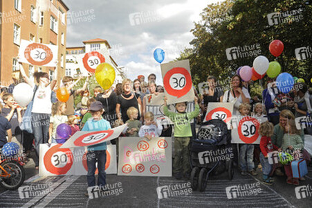 Nina Kronjäger mit Demonstranten
