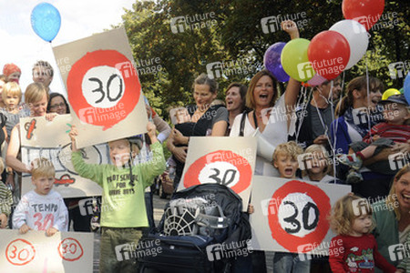 Nina Kronjäger mit Demonstranten