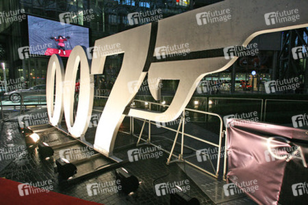 Aston Martin DBS und Bond Logo