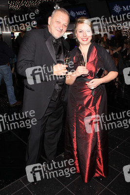 Leonard Lansink mit Begleitung