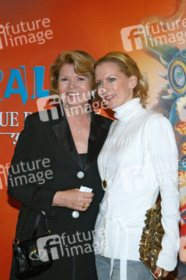 Tamara Gräfin von Nayhauß und Begleitung