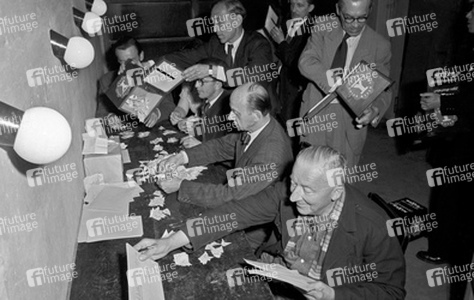 Auszählung der Stimmzettel der Berlinale-Publikumswahl