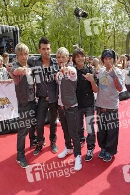 Richie Stringini, Jay Khan, Chris Watrin, Vince Thomas, Izzy Gallegos