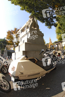 Statue auf dem Weg zum Yasukuni-Schrein