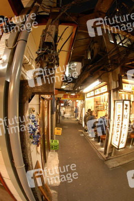 Gasse mit Restaurants und Imbiss-Läden