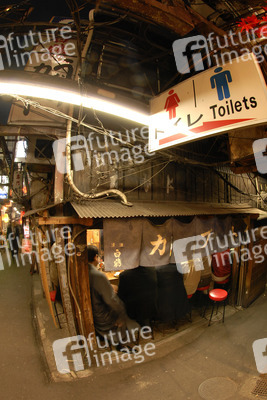 Gasse mit Restaurants und Imbiss-Läden