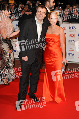 Simon Gregson mit Begleitung