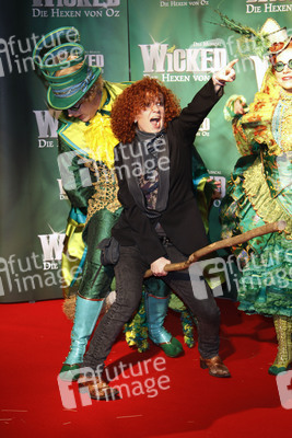 Lucy Diakowska (No Angels) mit Cast