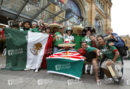 Fans aus Mexiko vor dem Hauptbahnhof