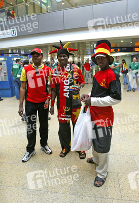 Fans aus Angola im Hauptbahnhof