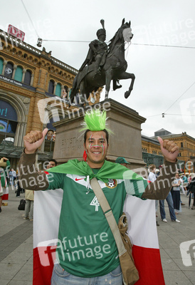 Fan aus Mexiko vor dem Hauptbahnhof
