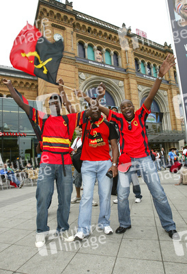 Fans aus Angola vor dem Hauptbahnhof