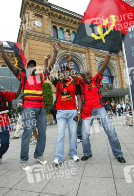 Fans aus Angola vor dem Hauptbahnhof