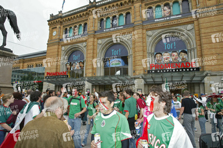 Fans aus Mexiko vor dem Hauptbahnhof