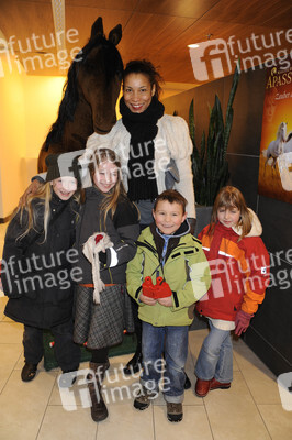 Annabelle Mandeng mit den Kindern Lina, Charlotta, Urs und Mia