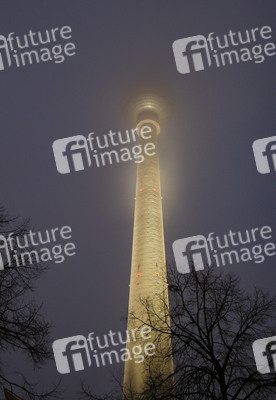 Der Fernsehturm vom Nebel verhangen
