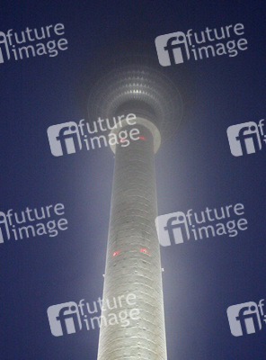Der Fernsehturm vom Nebel verhangen