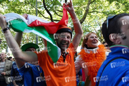 Italienische und niederländische Fußball-Fans
