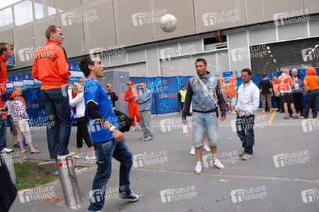 Niederländische und italienische Fußball-Fans