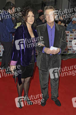 John Hurt mit Begleitung