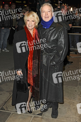 Elaine Paige mit Begleitung