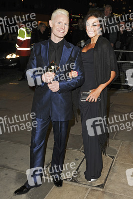 Rhydian Roberts mit Begleitung