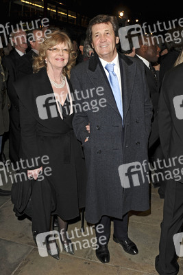 Melvyn Bragg mit Begleitung