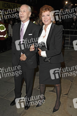 Cilla Black mit Begleitung