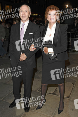 Cilla Black mit Begleitung