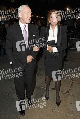 Cilla Black mit Begleitung