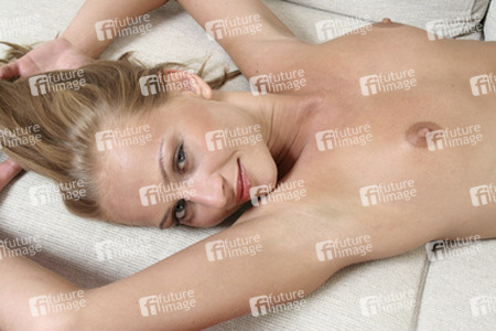 Frau auf Sofa / Woman on sofa